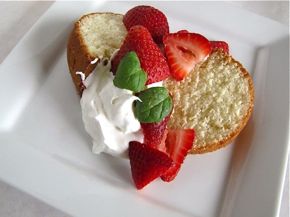 lime picnic cake IMG 4344 Lime Picnic Cake with Strawberries