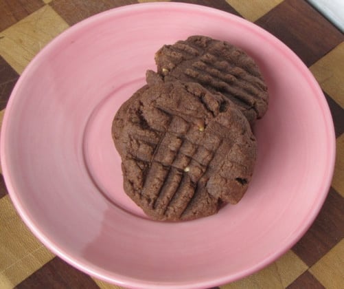 Chocolate cookies on pink plate