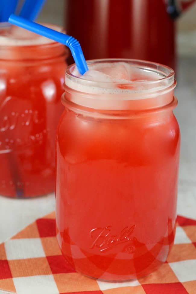 Easy Party Punch Recipe for birthday parties and family holidays ~ MissintheKitchen.com #recipe #partypunch