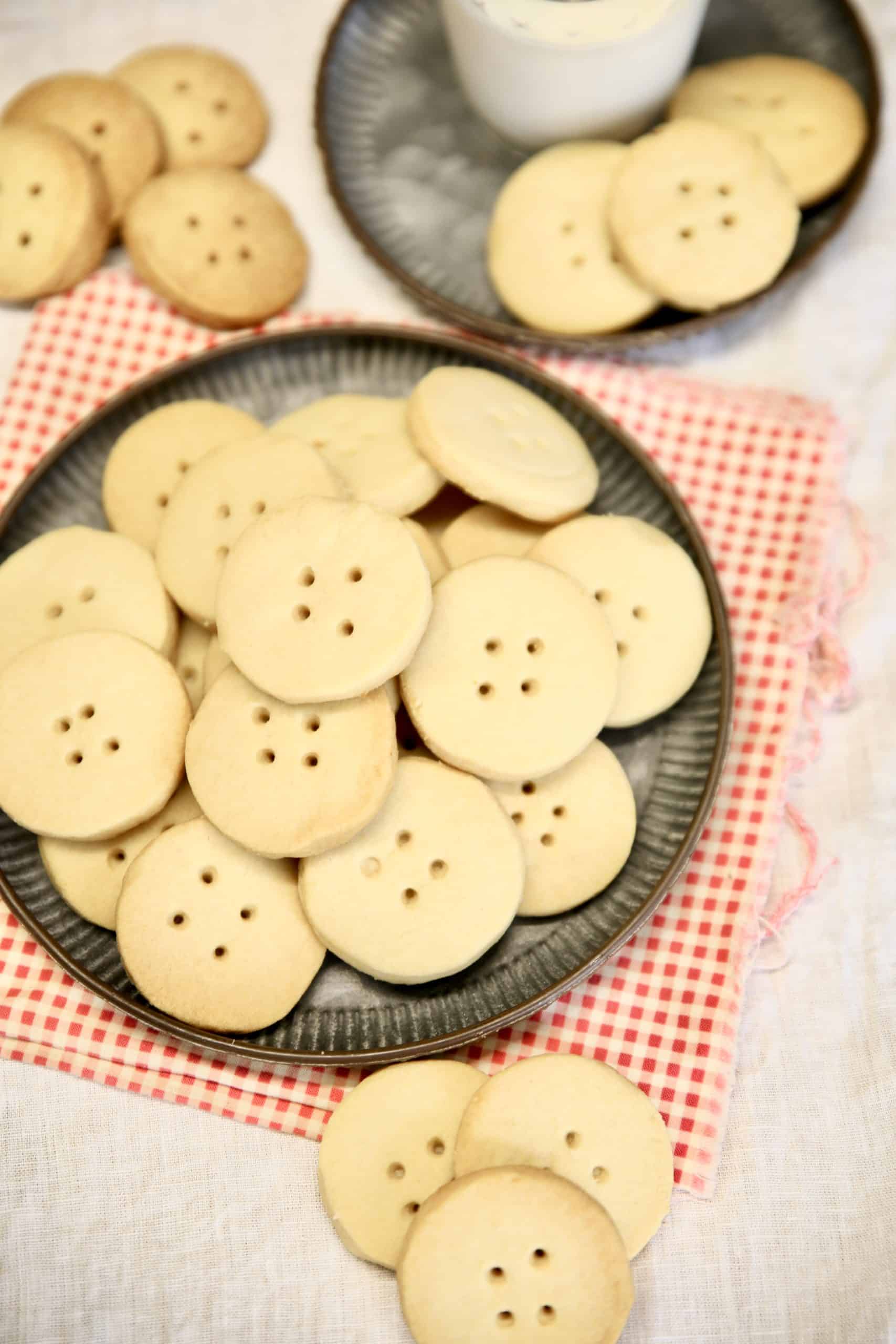 Platter of shortbread cookies, cookies around the tray.