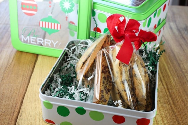 Gifts do not have to be expensive but it is important that they are thoughtful. Making homemade goodies and placing them in pretty packages for family and friends is one of my favorite parts of the holidays.