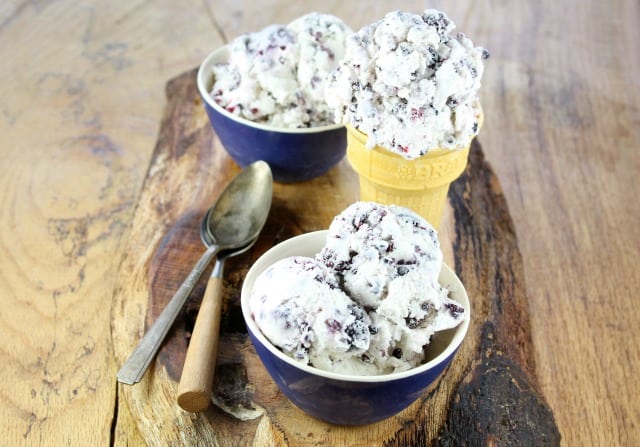 Blackberries and Cream Ice Cream ~ missinthekitchen.com