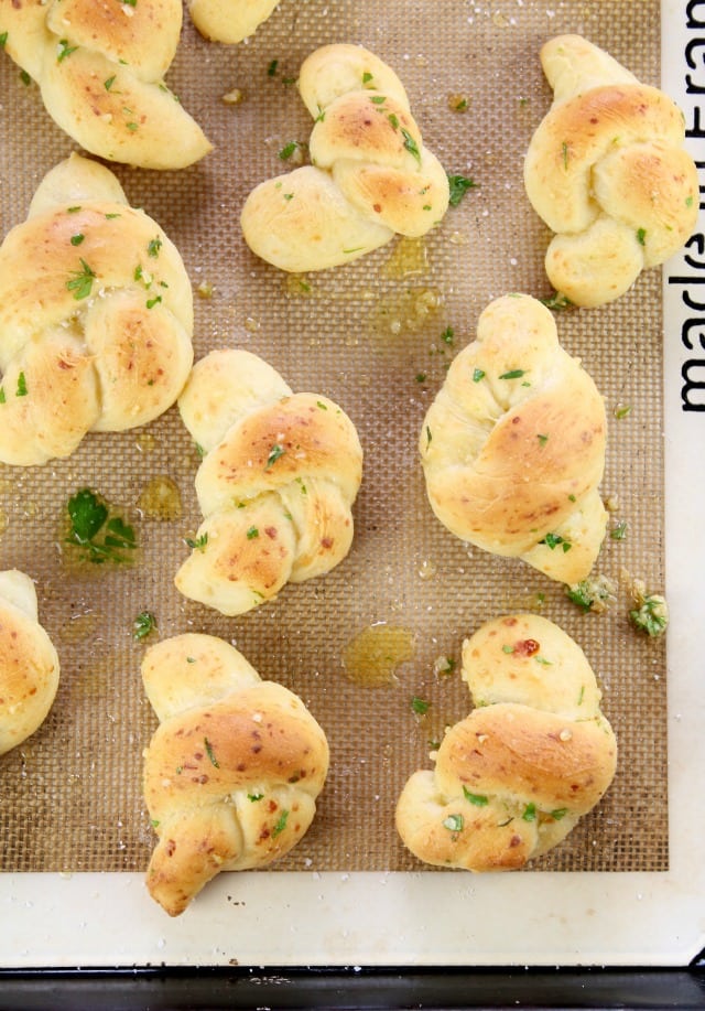 White Cheddar Garlic Knots ~ a delicious appetizer or side for any meal! Recipe from Miss in the Kitchen
