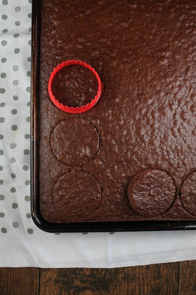 Making Chocolate Mini Cakes from MissintheKitchen.com