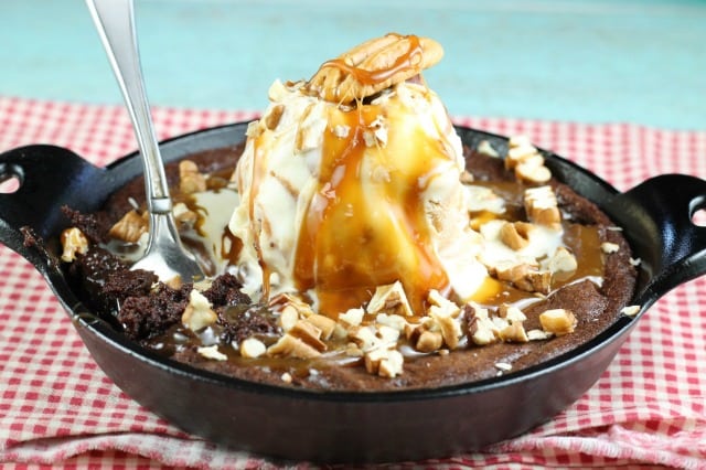 Irresistible Caramel Pecan Brownie Sundae Recipe ~ MissintheKitchen.com