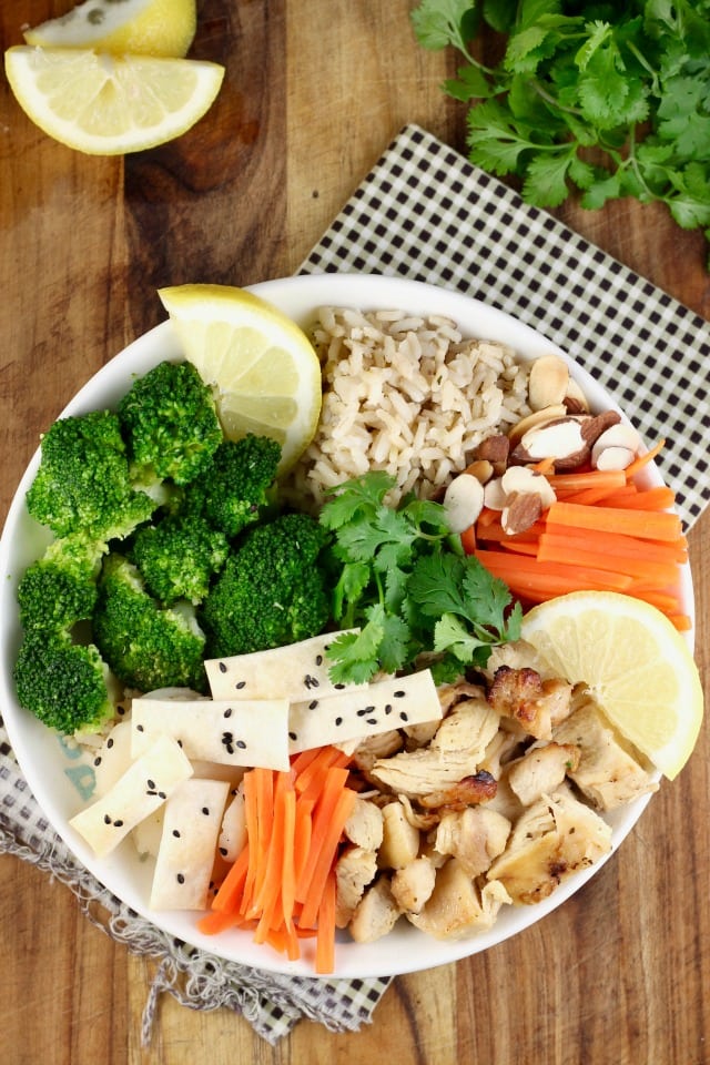 Quick Lemon Chicken Broccoli Bowls recipe is my new favorite weeknight dinner! So simple and bursting with flavor, it is sure to be a new family favorite at your house too! Sponsored by Tyson && Wish-Bone From Missinthekitchen.com