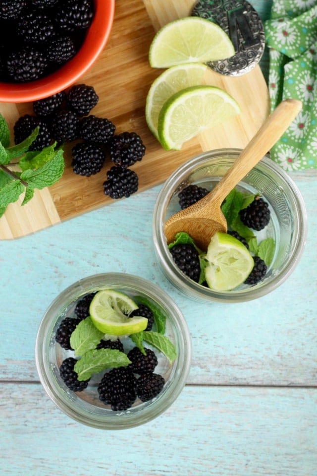 Making Easy Blackberry Mojitos with 7UP from MissintheKitchen #ad