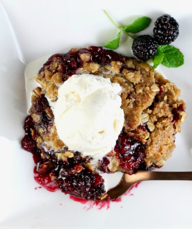 Easy Blackberry Crisp Recipe with Vanilla Ice Cream ~ MissintheKitchen.com