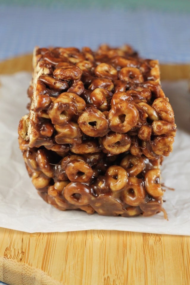Favorite after school snack ~ Chocolate Peanut Butter Cereal Bars Recipe ~ MissintheKitchen.com #BoxTops sponsored by Walmart