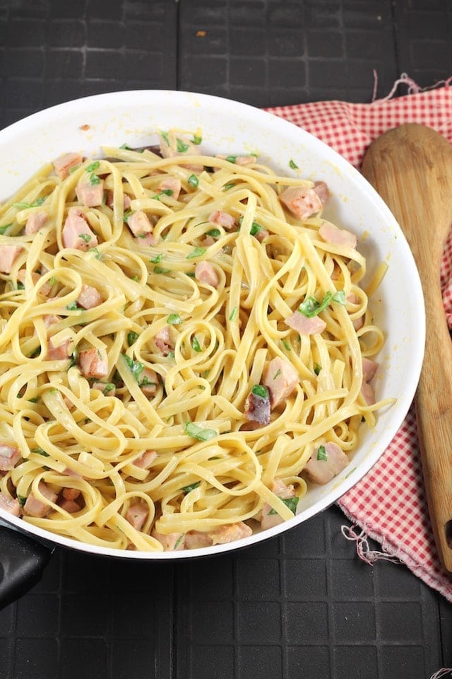 Skillet with pasta, ham and cheese sauce