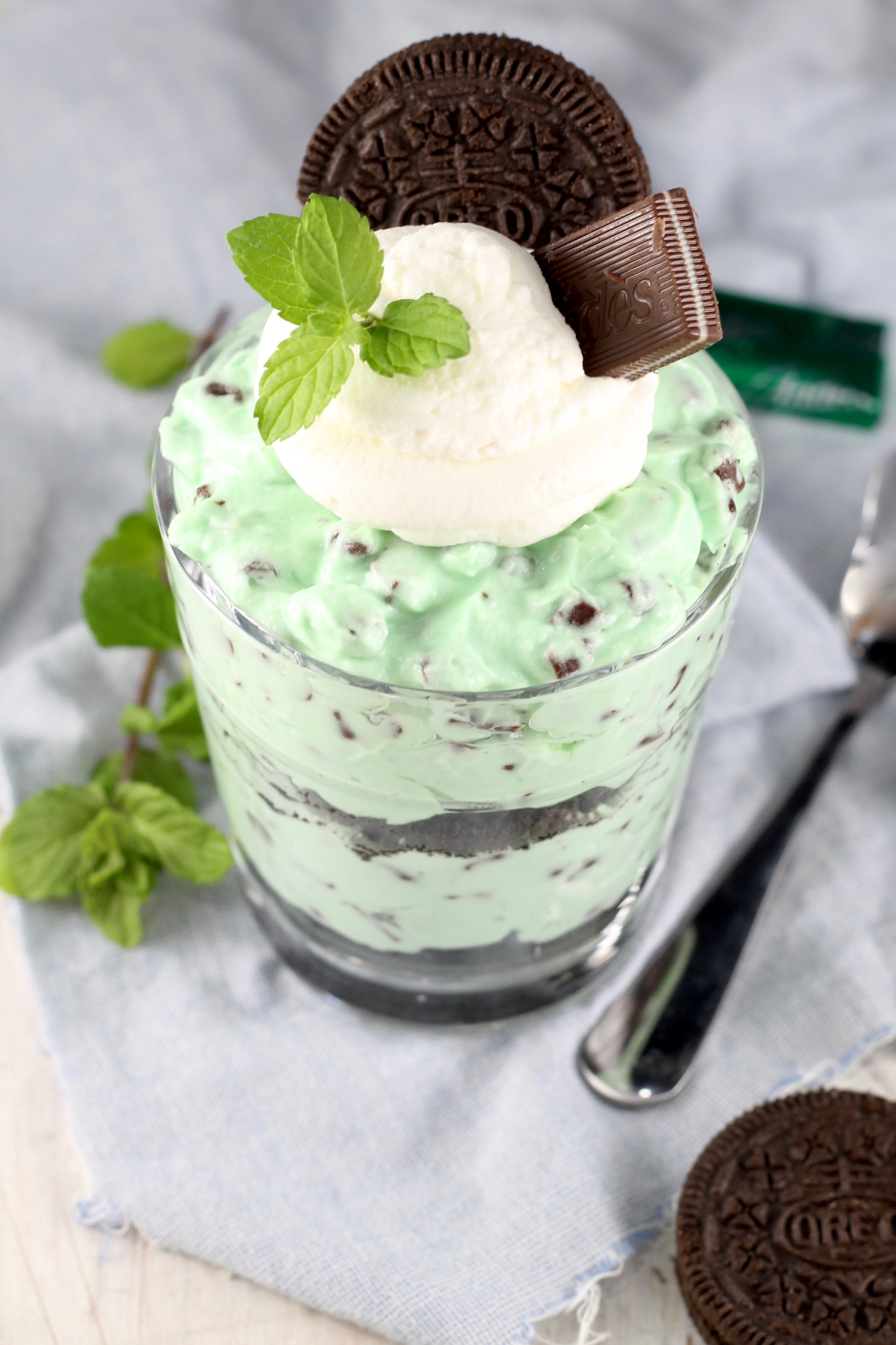 No Bake Mint Chocolate Chip Cheesecake with Oreos