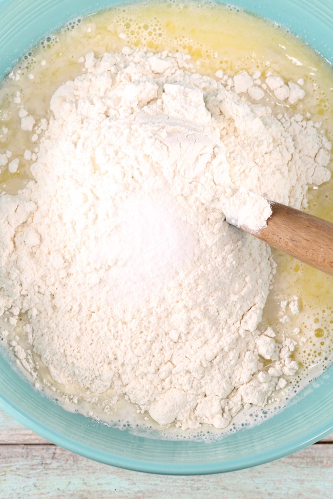 How to make sweet rolls, adding flour