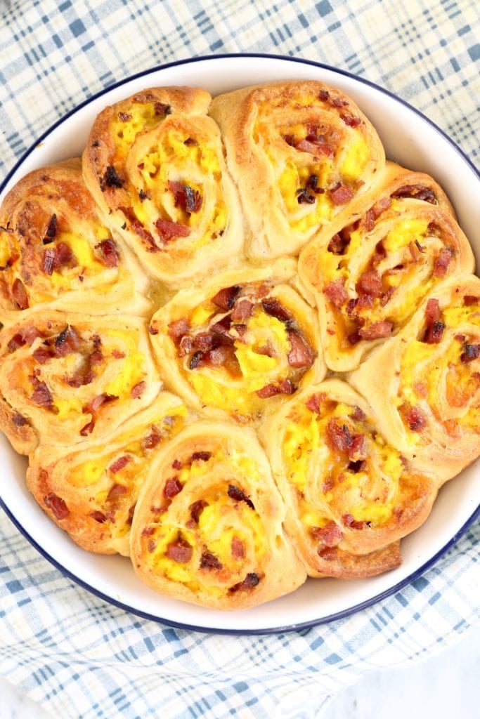 Breakfast rolls in a pie plate with ham and cheese