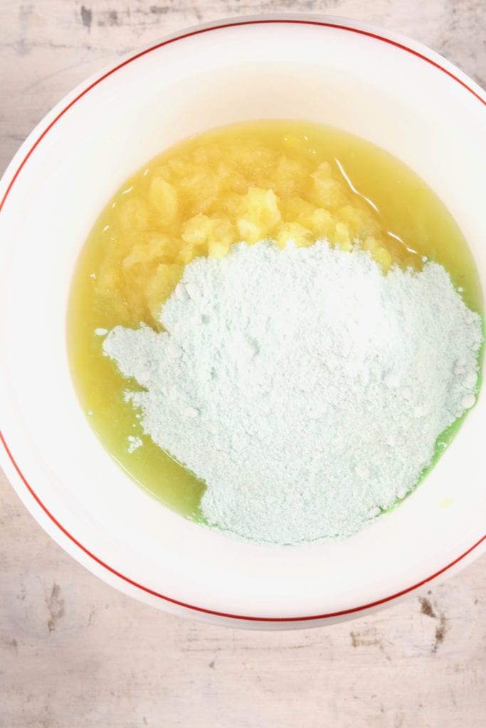 How to make pistachio fluff Pineapple and pistachio pudding in a bowl