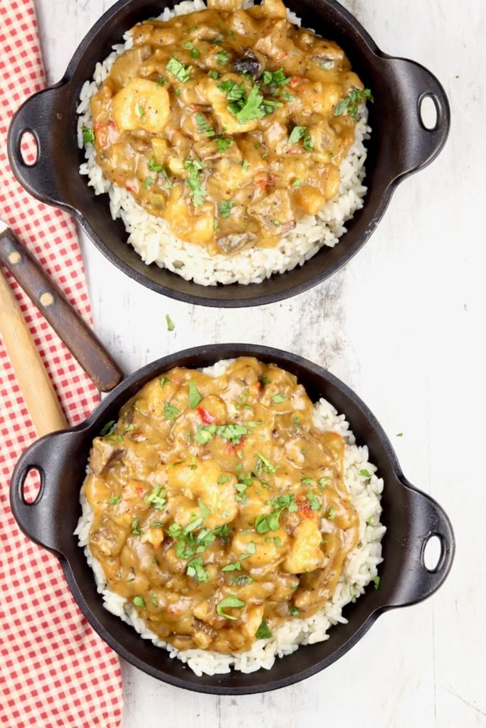 Small cast iron pans of rice and gumbo