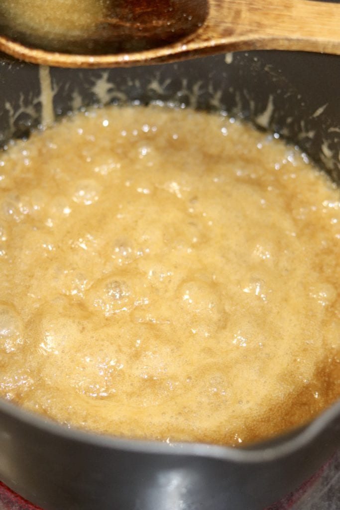 Boiling caramel sauce for caramel popcorn