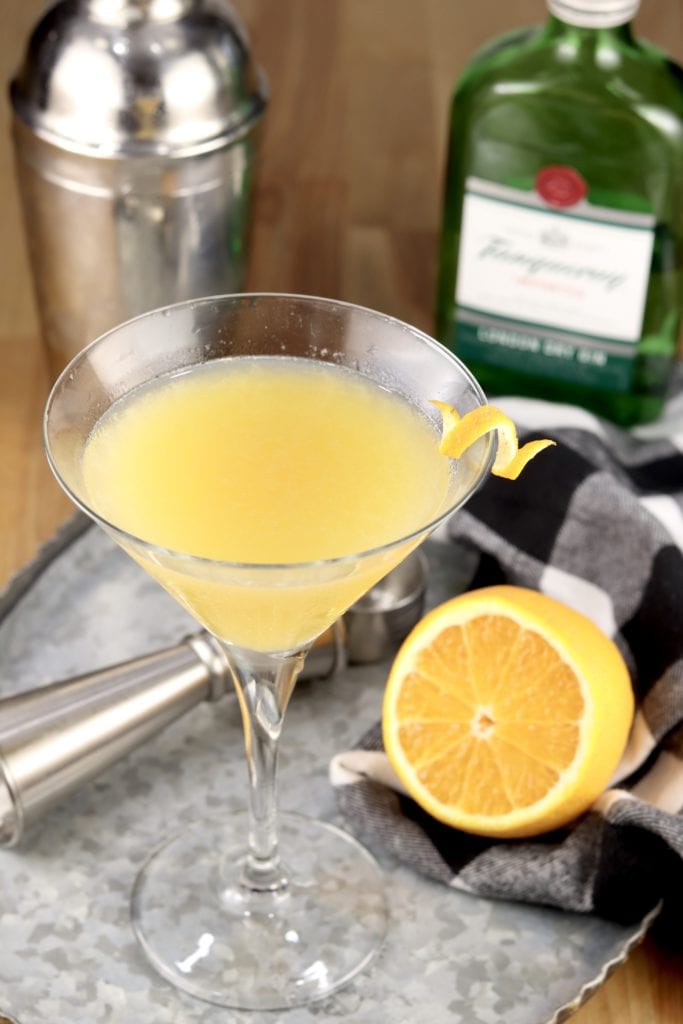 Bees Knees Cocktail with lemon and Gin