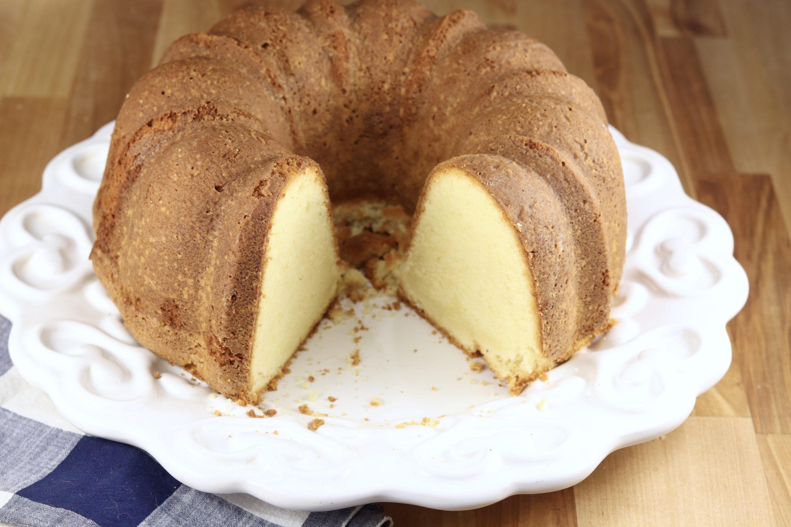 This cake can't be missing from your coffee table! easy butter cake 