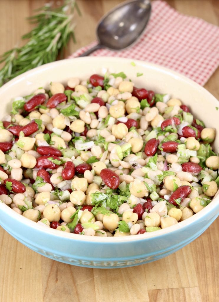 Bean salad with onions and celery