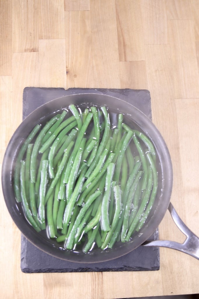 Cooking green beans in boiling water
