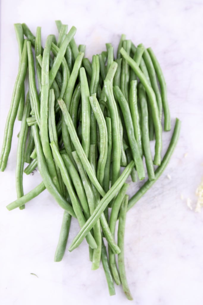 Green beans on a cutting board, trimmed
