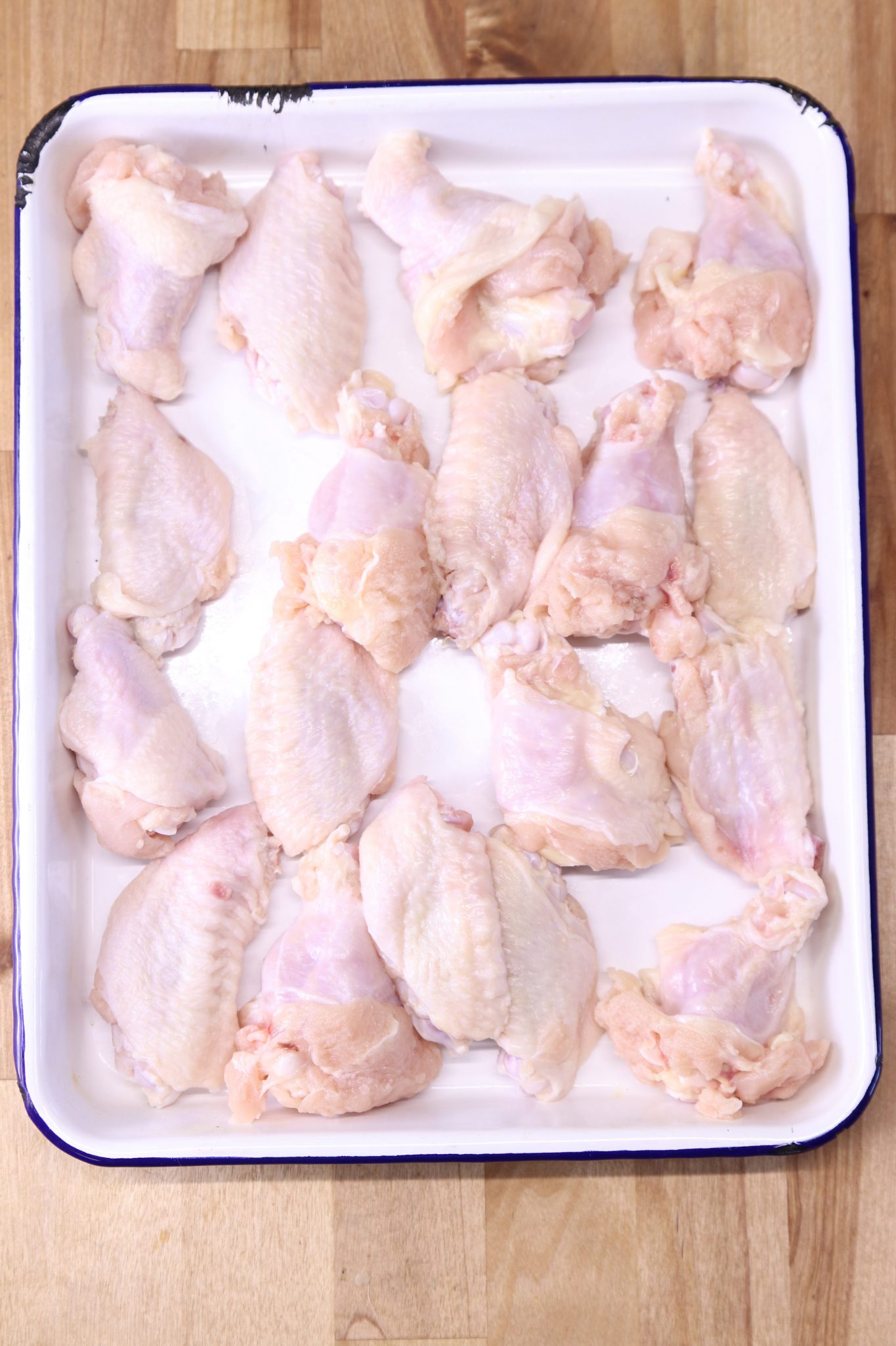 tray of uncooked chicken wings
