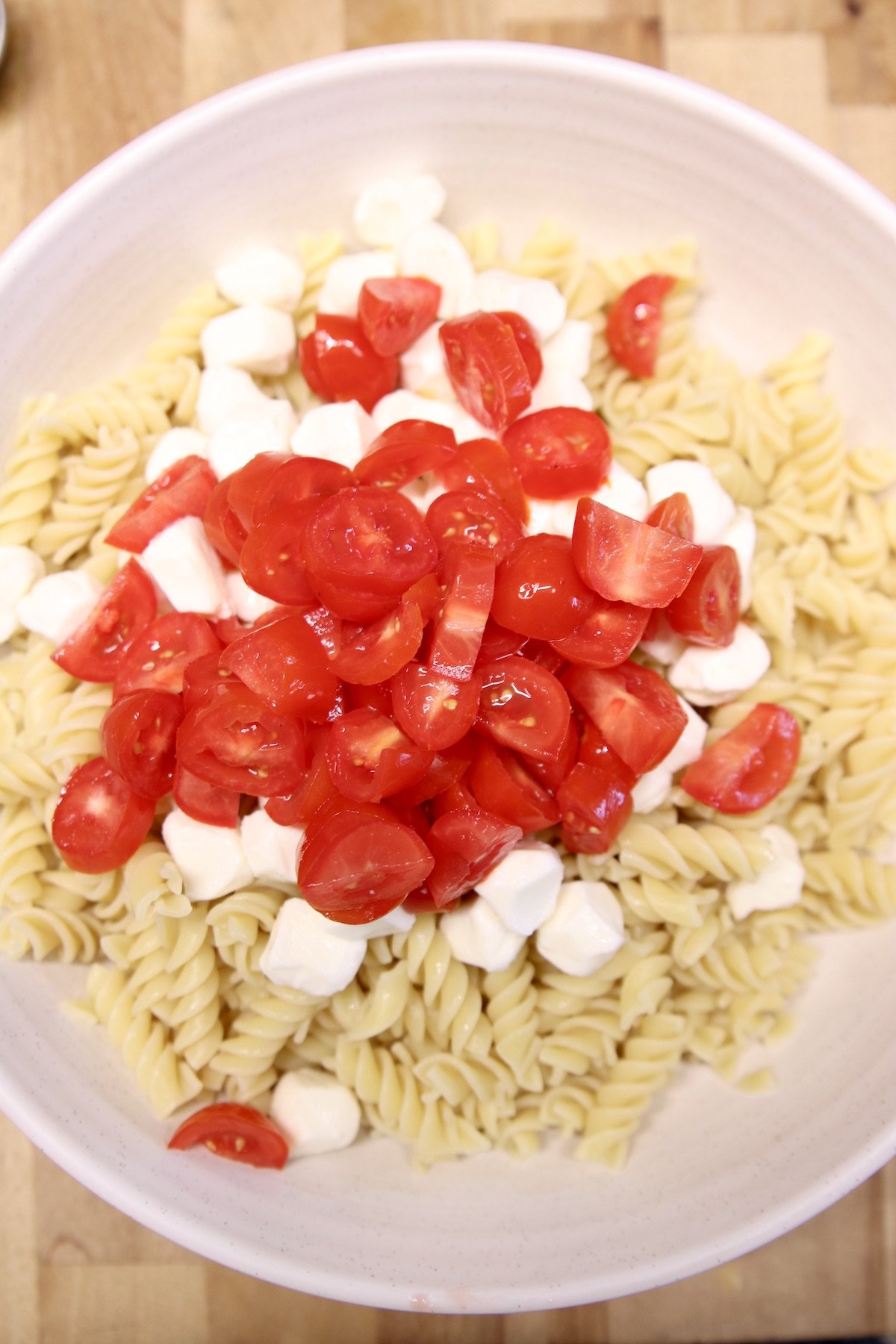pasta with tomatoes and mozzarella