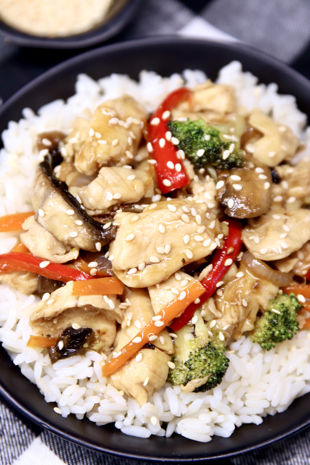 black bowl of rice and chicken stir fry