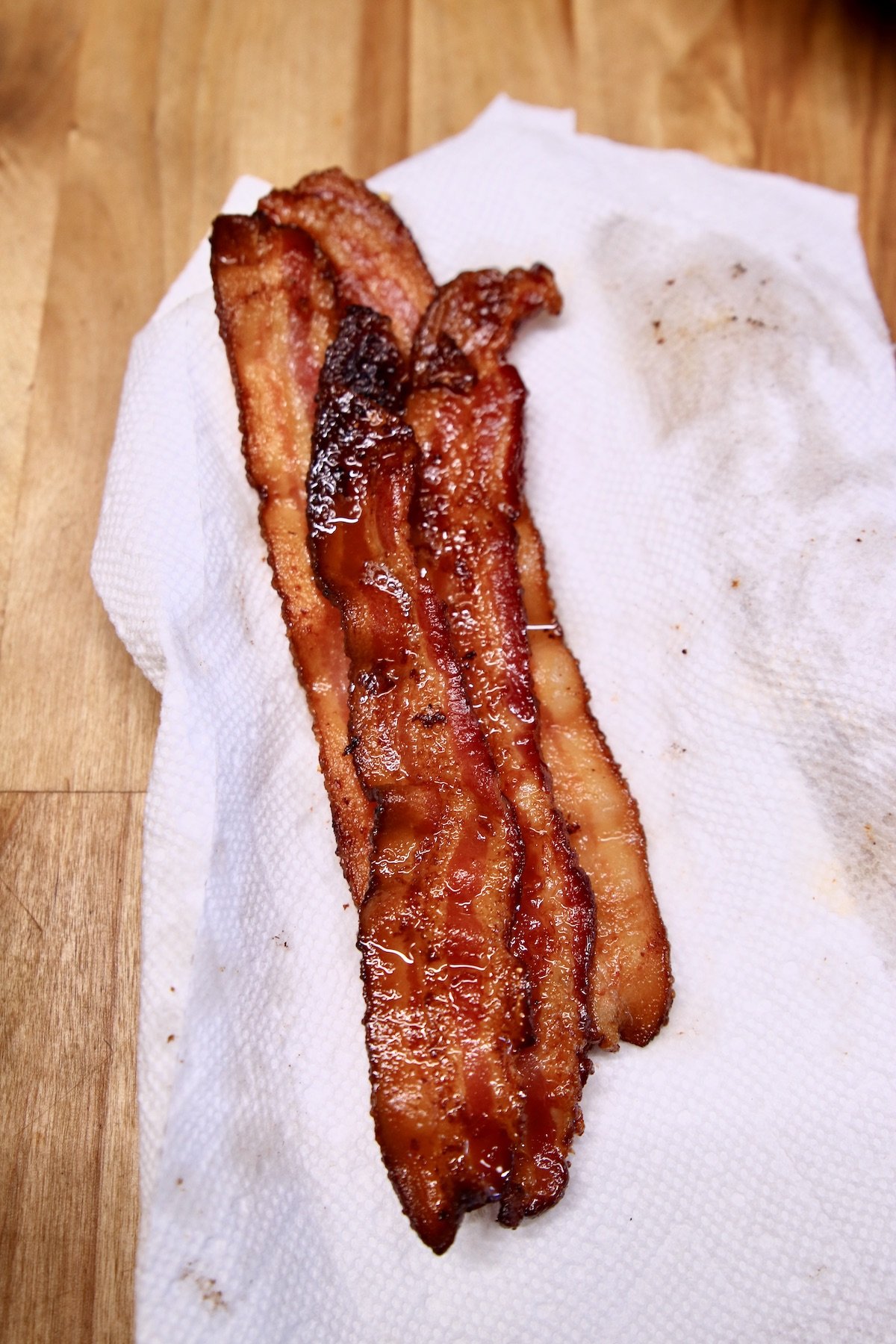 Crispy bacon strips on a paper towel