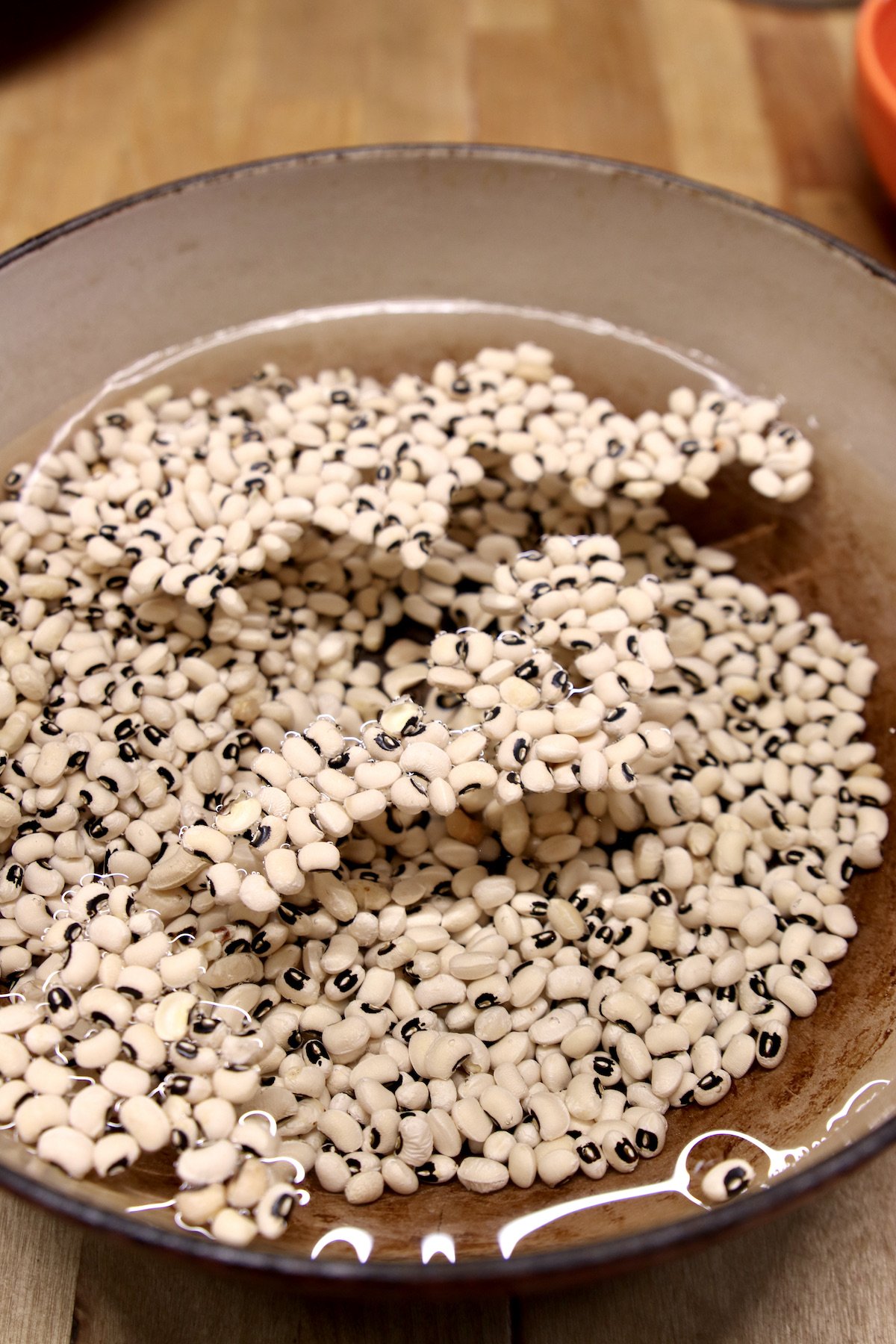 dutch oven with black eyed peas covered in water