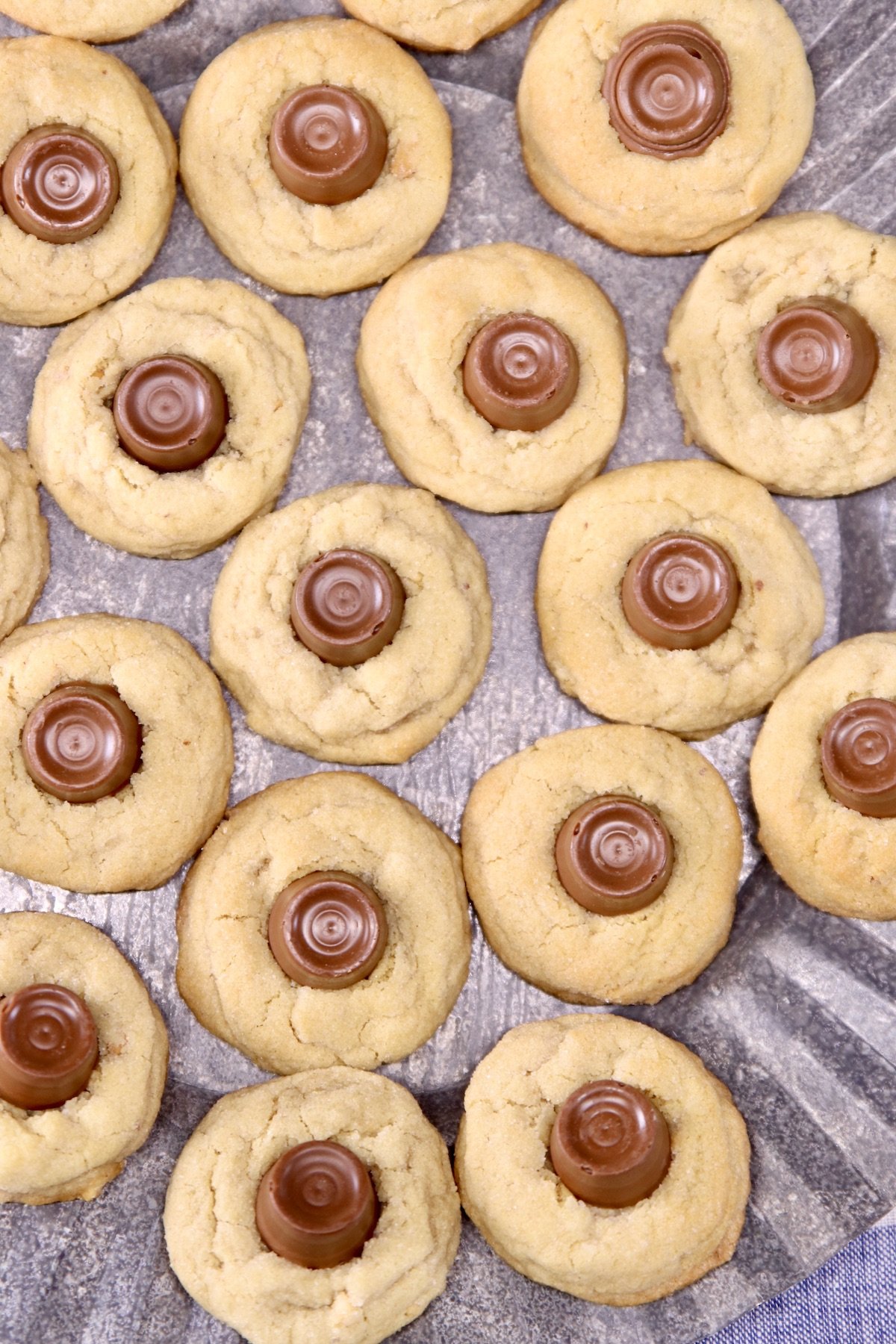 closeup of rolo cookies