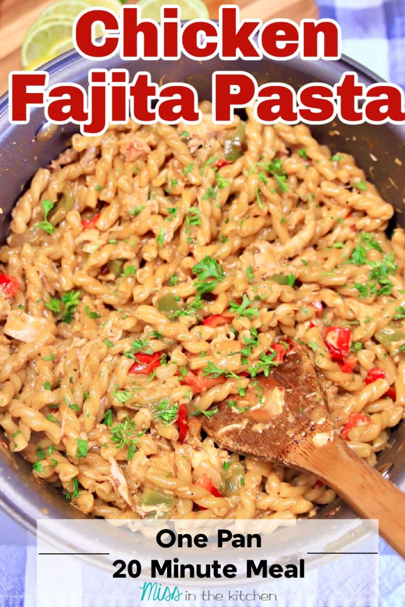 Pan of chicken fajita pasta with text overlay.