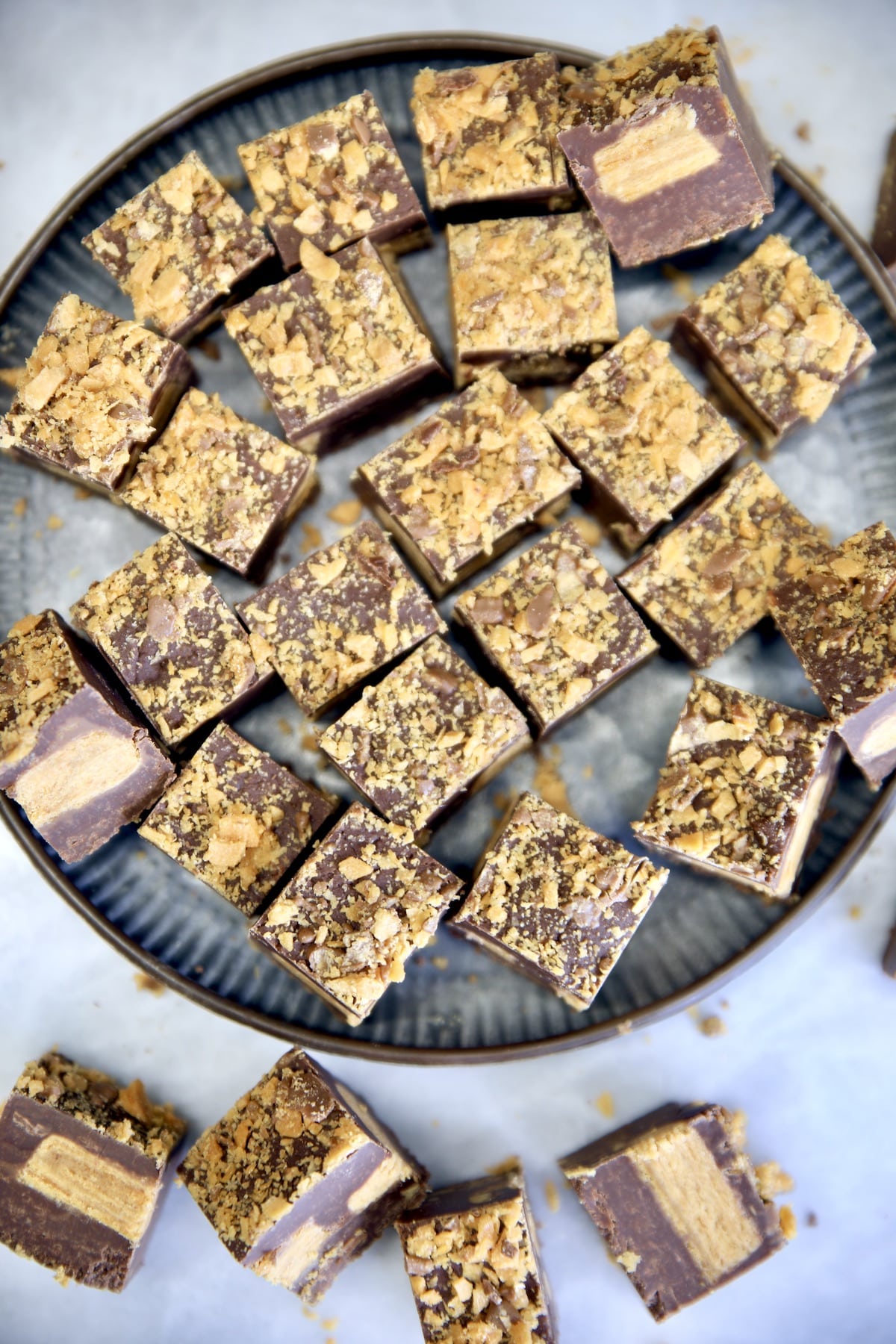 Butterfinger fudge slices on a tray.