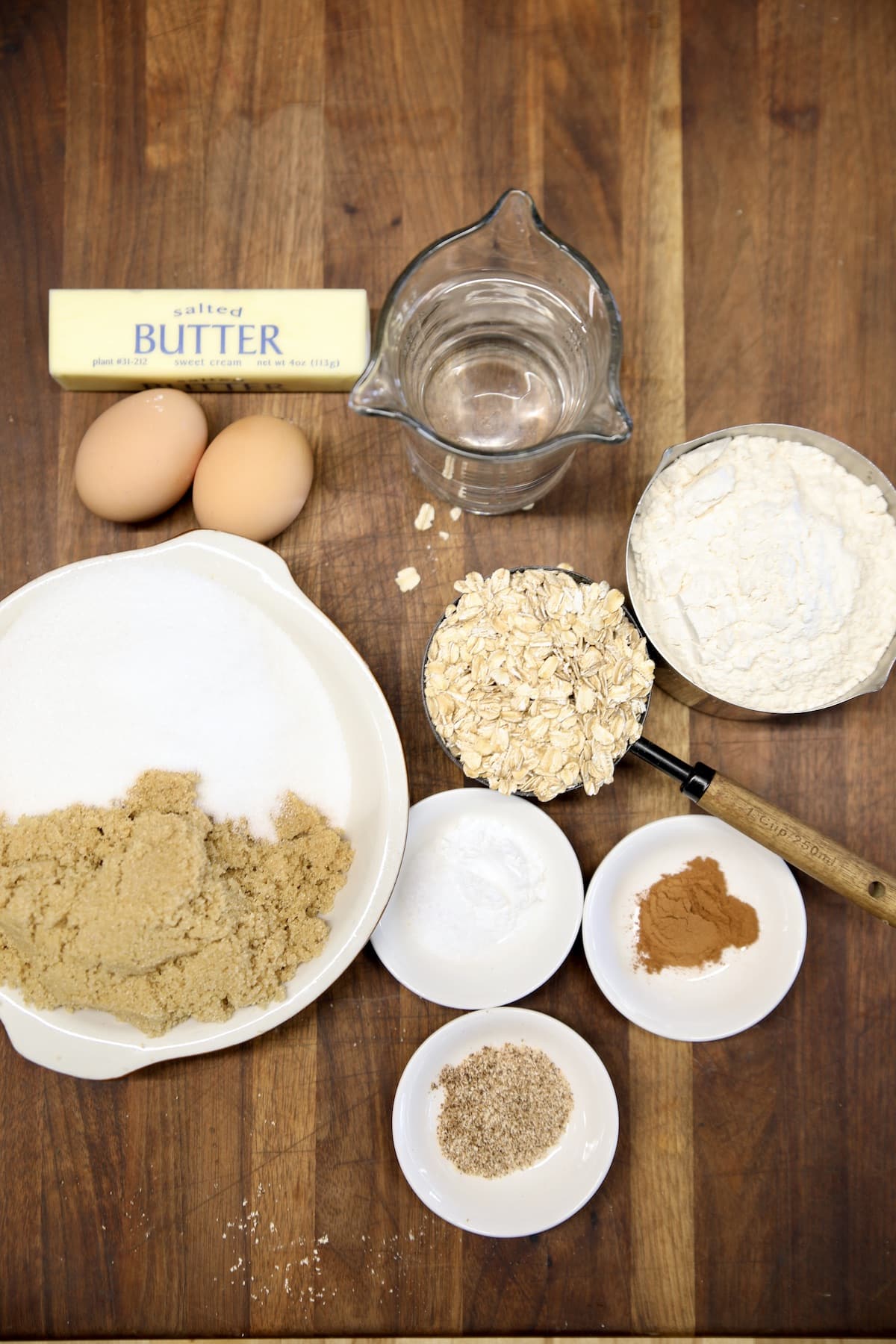 Ingredients for oatmeal cake.