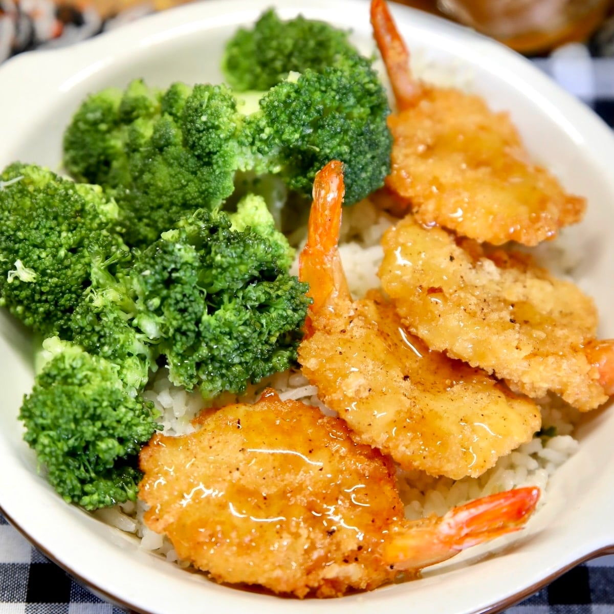 Shrimp bowls with broccoli.