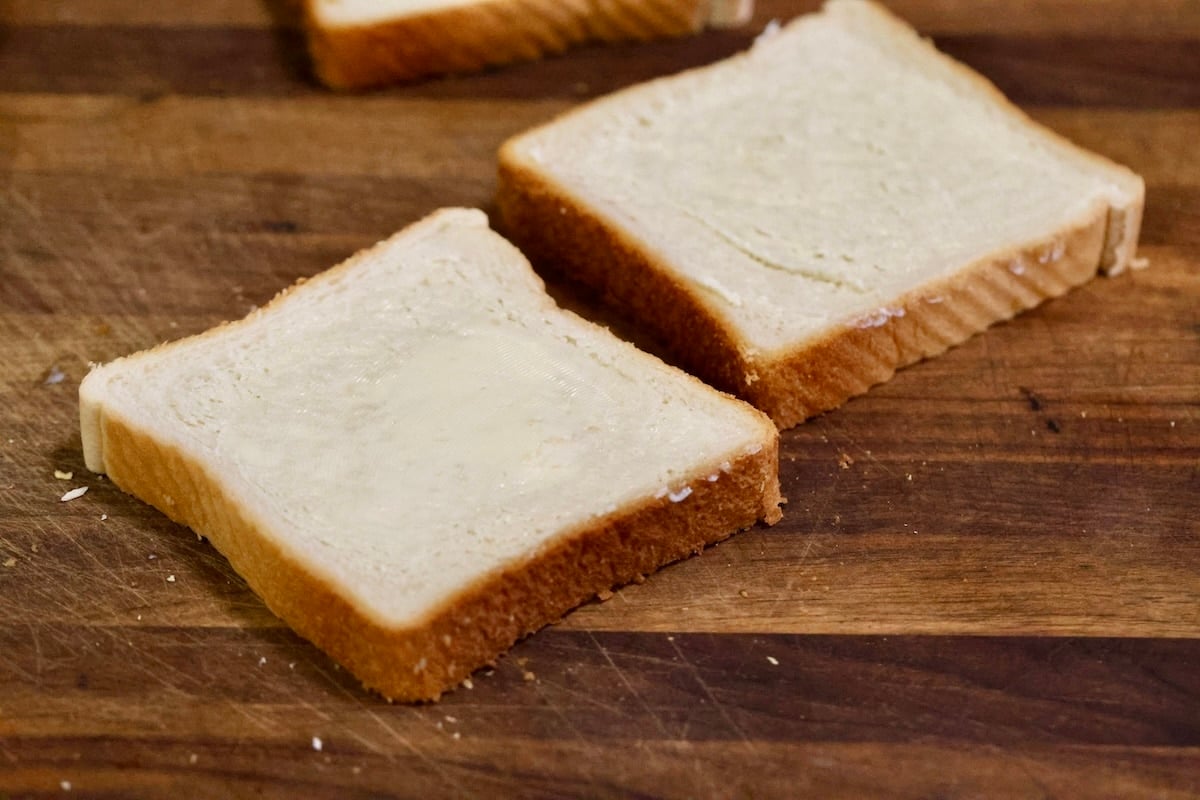 2 slices buttered Texas toast.