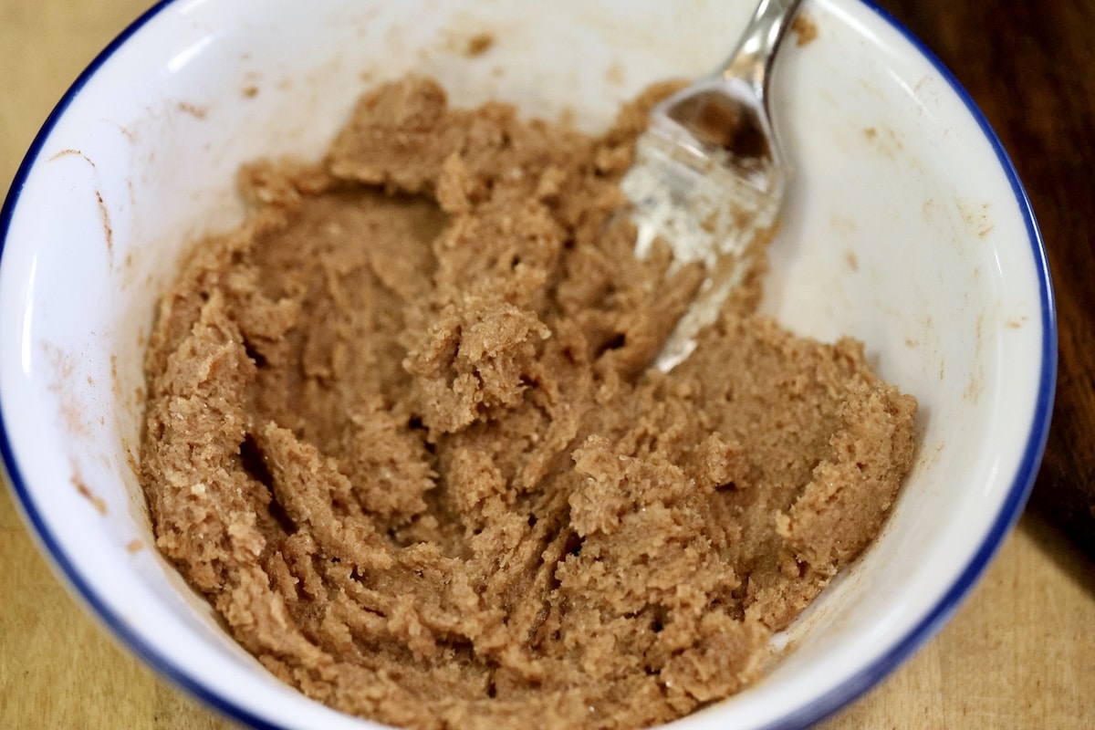 Bowl of cinnamon, brown sugar and vanilla mixture.