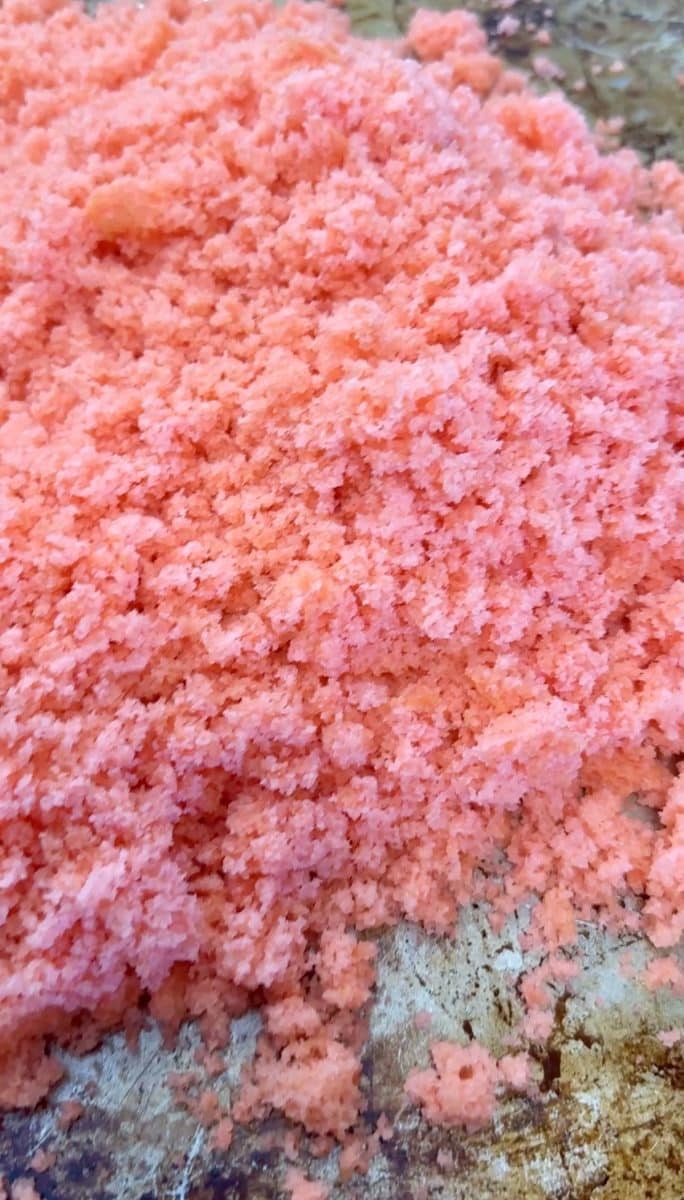 Crumbled strawberry cake.